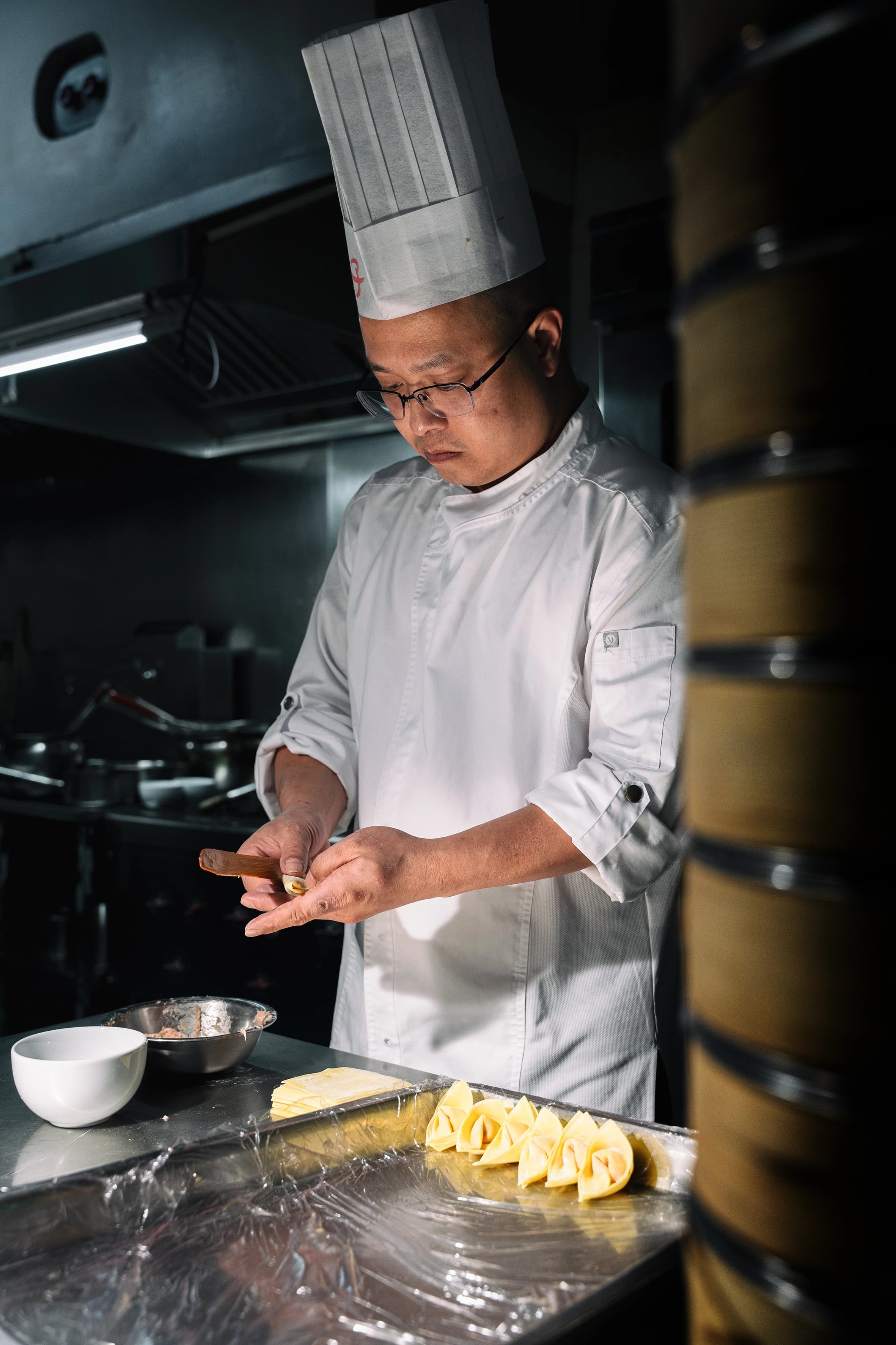 Chef a preparar wontons na cozinha